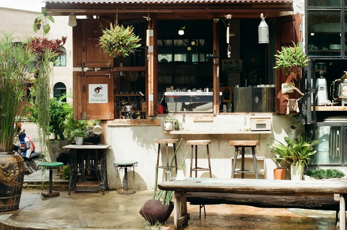 Terrasse de café animée en Espagne, symbole du quotidien à petit prix
