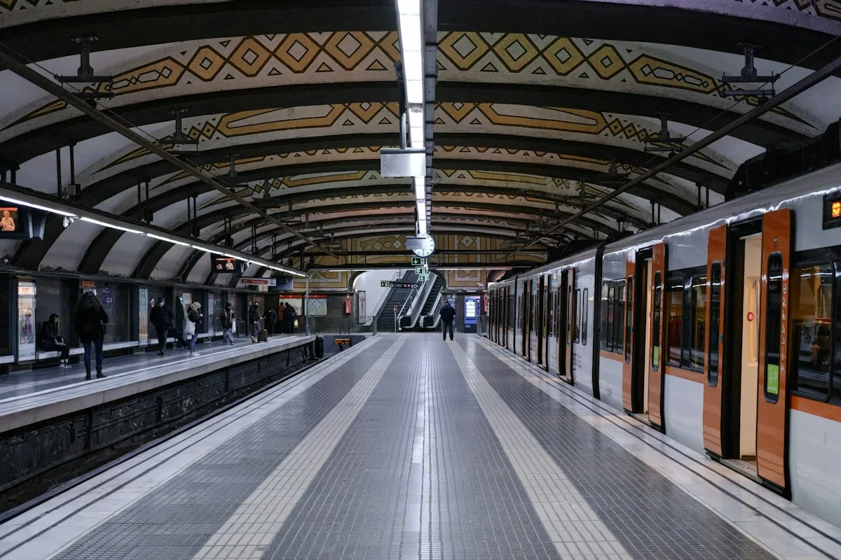 Quai de métro à Barcelone avec une rame en approche