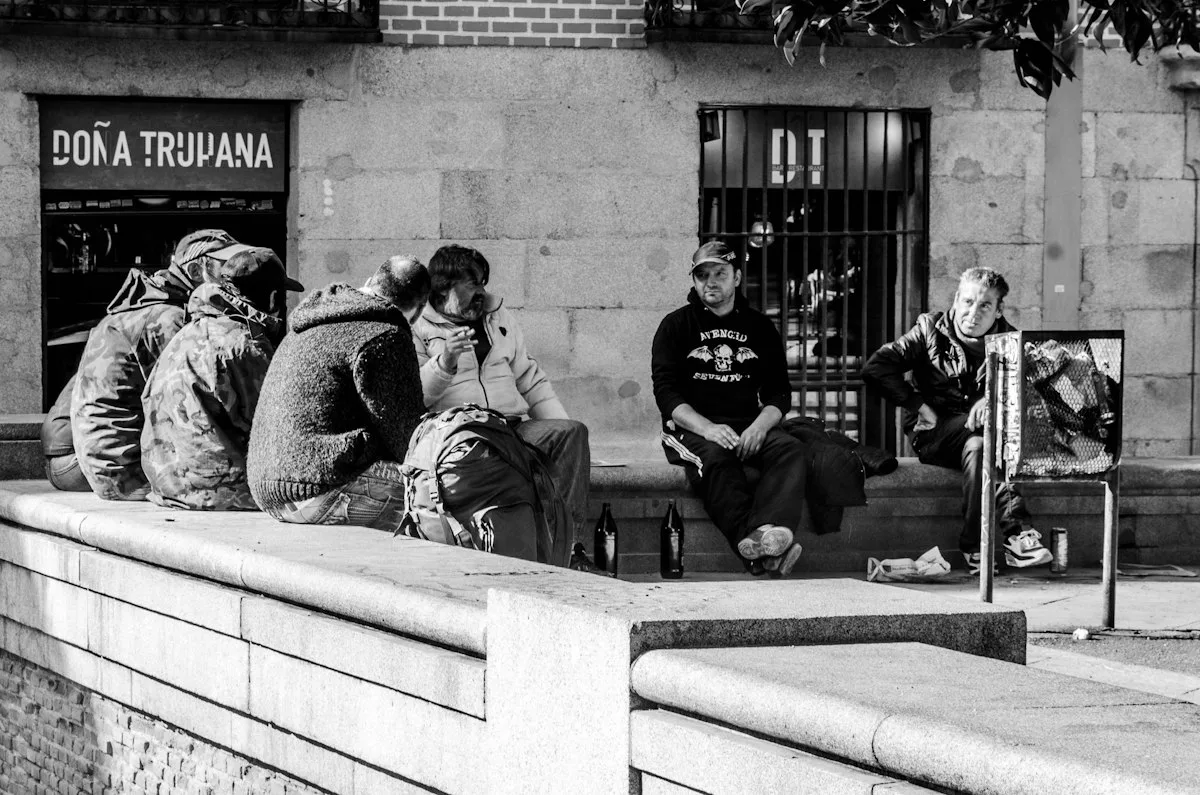 Groupe d'amis expatriés partageant un moment convivial en terrasse à Madrid