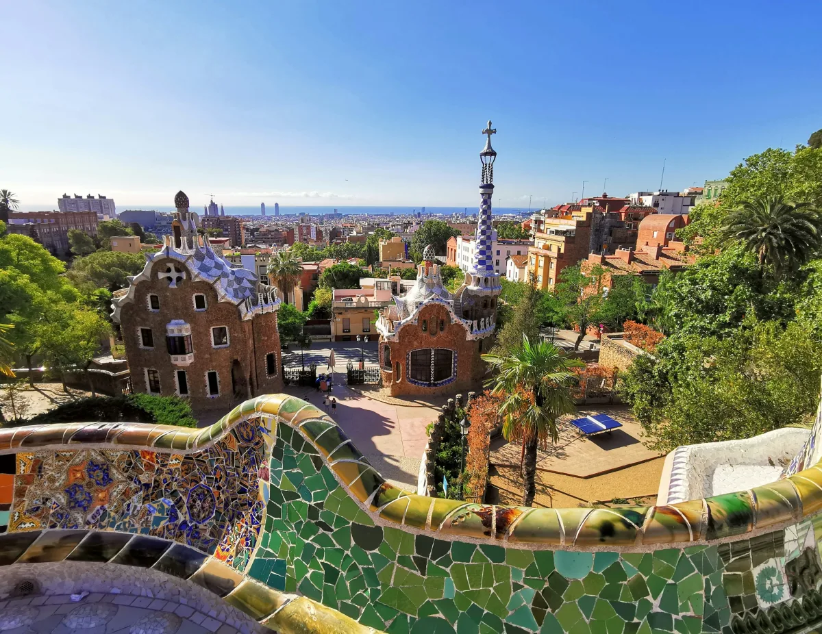 Une famille profite d'un parc verdoyant à Barcelone, entourée d'enfants qui jouent en plein air