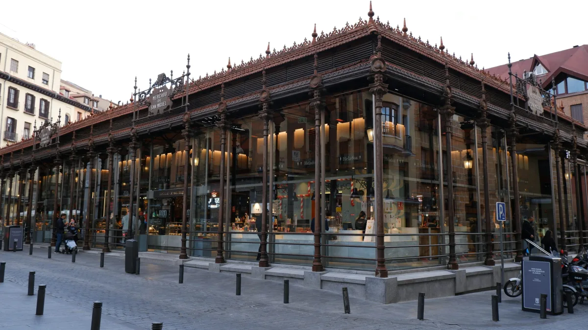 Étals colorés et gourmands du marché couvert Mercado de San Miguel à Madrid