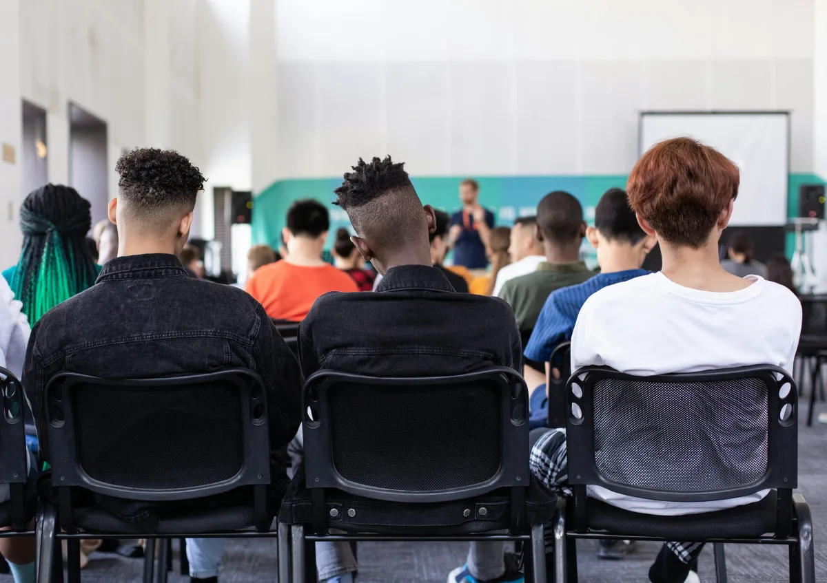 Salle de classe lumineuse d'une école internationale, avec des enfants qui apprennent ensemble