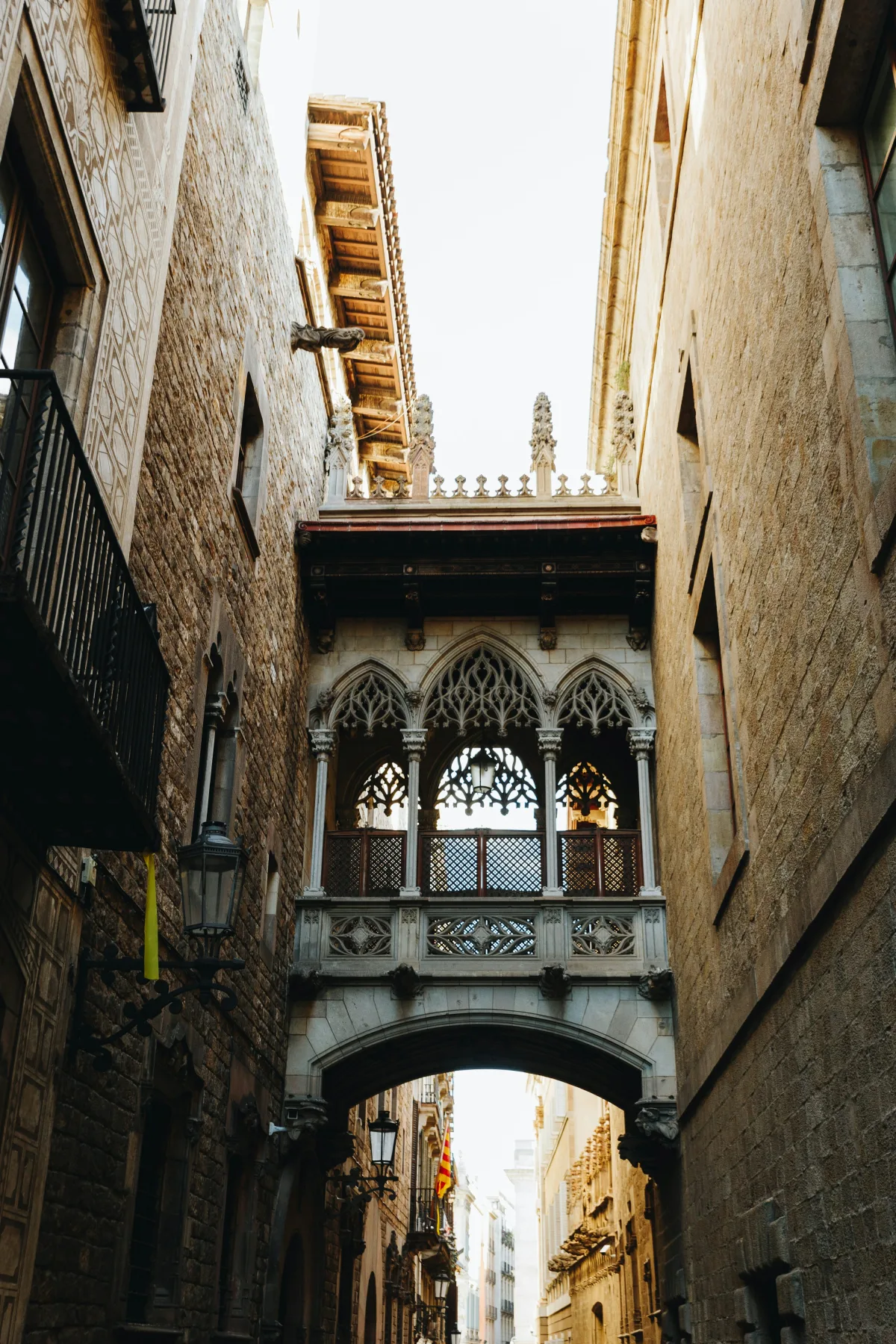 Ruelle pavée et bâtiments médiévaux du Barri Gòtic, le quartier gothique de Barcelone