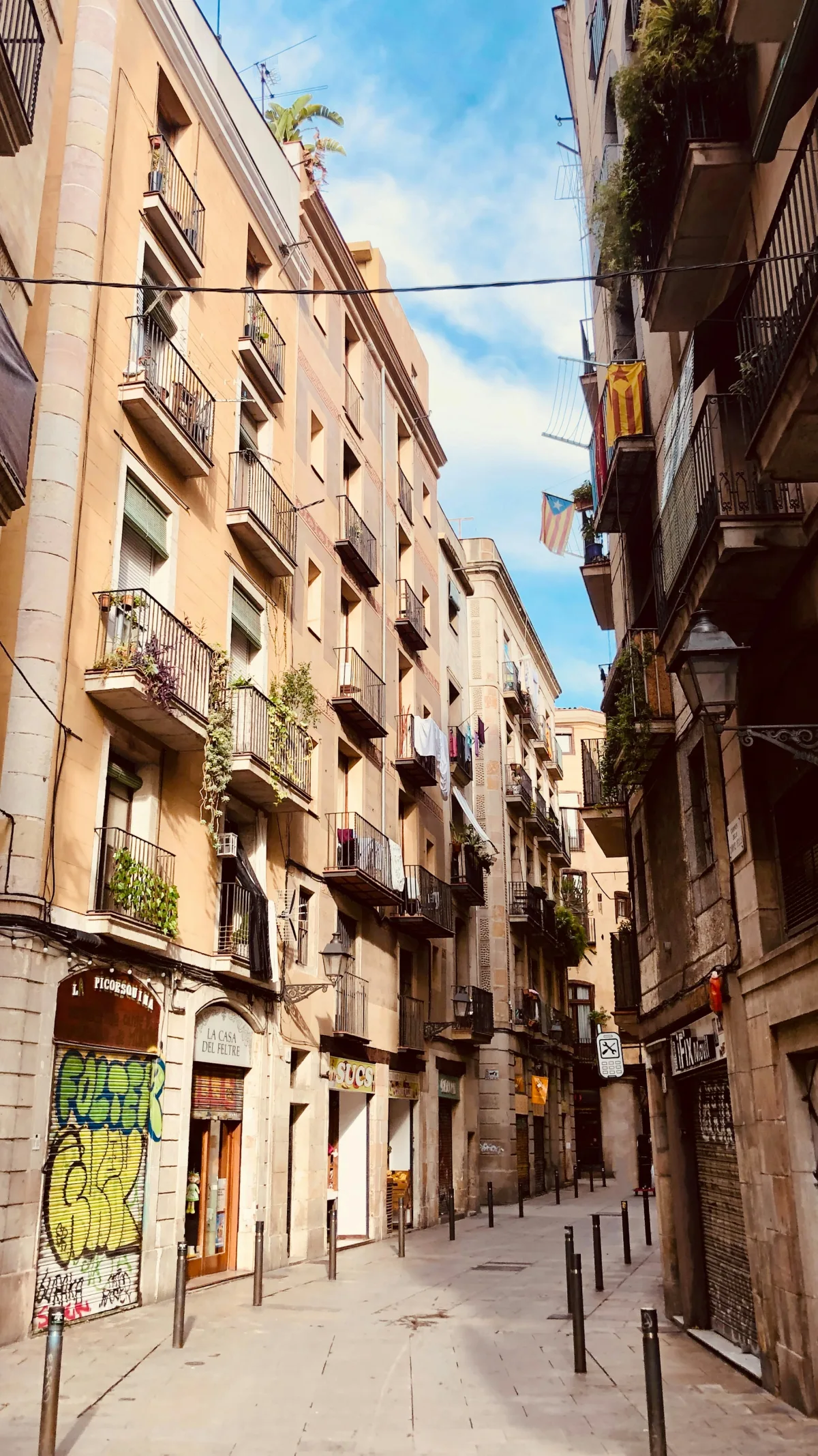 Ruelle résidentielle typique d'un quartier de Barcelone, avec ses façades et balcons caractéristiques