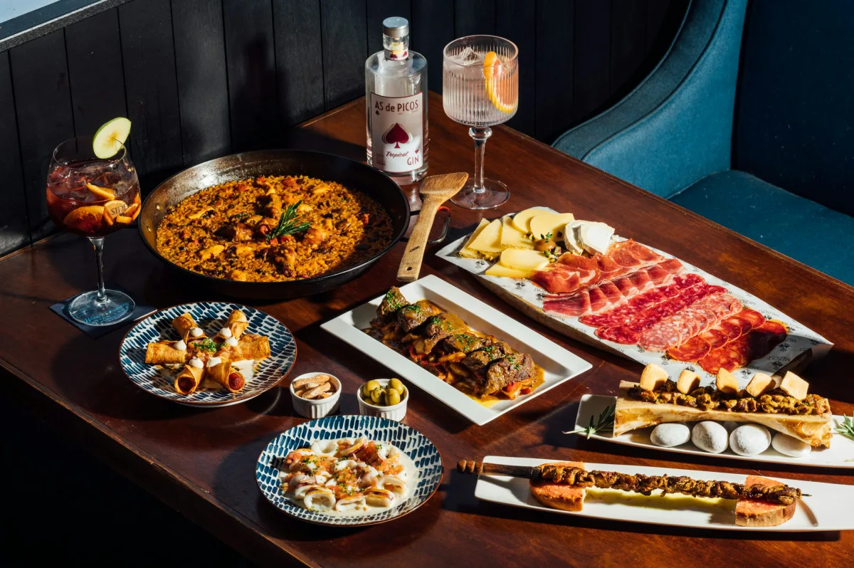 Petit bar à tapas animé à Barcelone, avec ses tables en terrasse et ses spécialités catalanes à petit prix