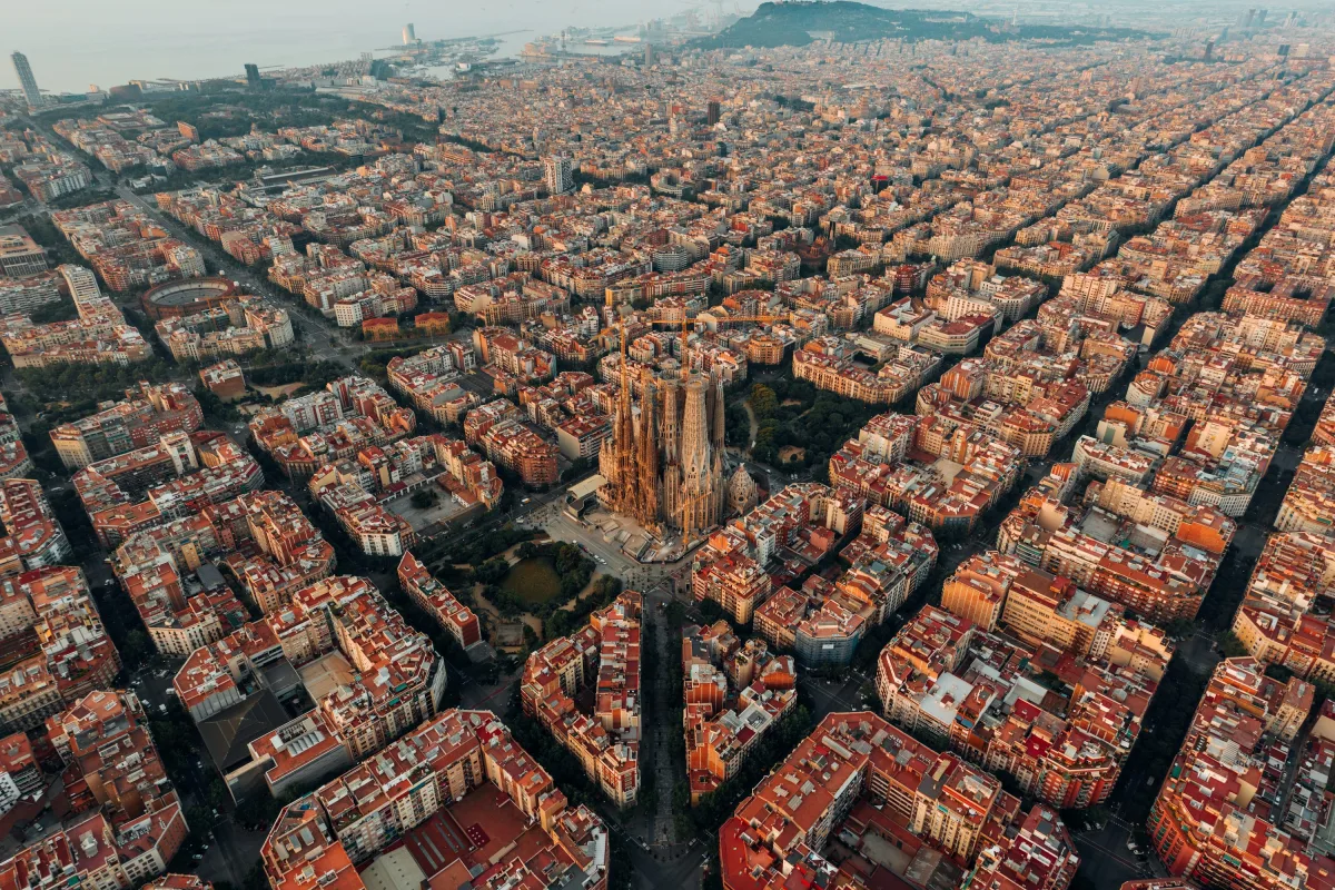 Ruelle animée du quartier de Gràcia à Barcelone, avec ses façades colorées et son ambiance bohème