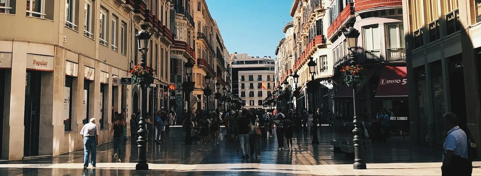 Passants sur la Calle Larios, la rue emblématique de Malaga, Espagne