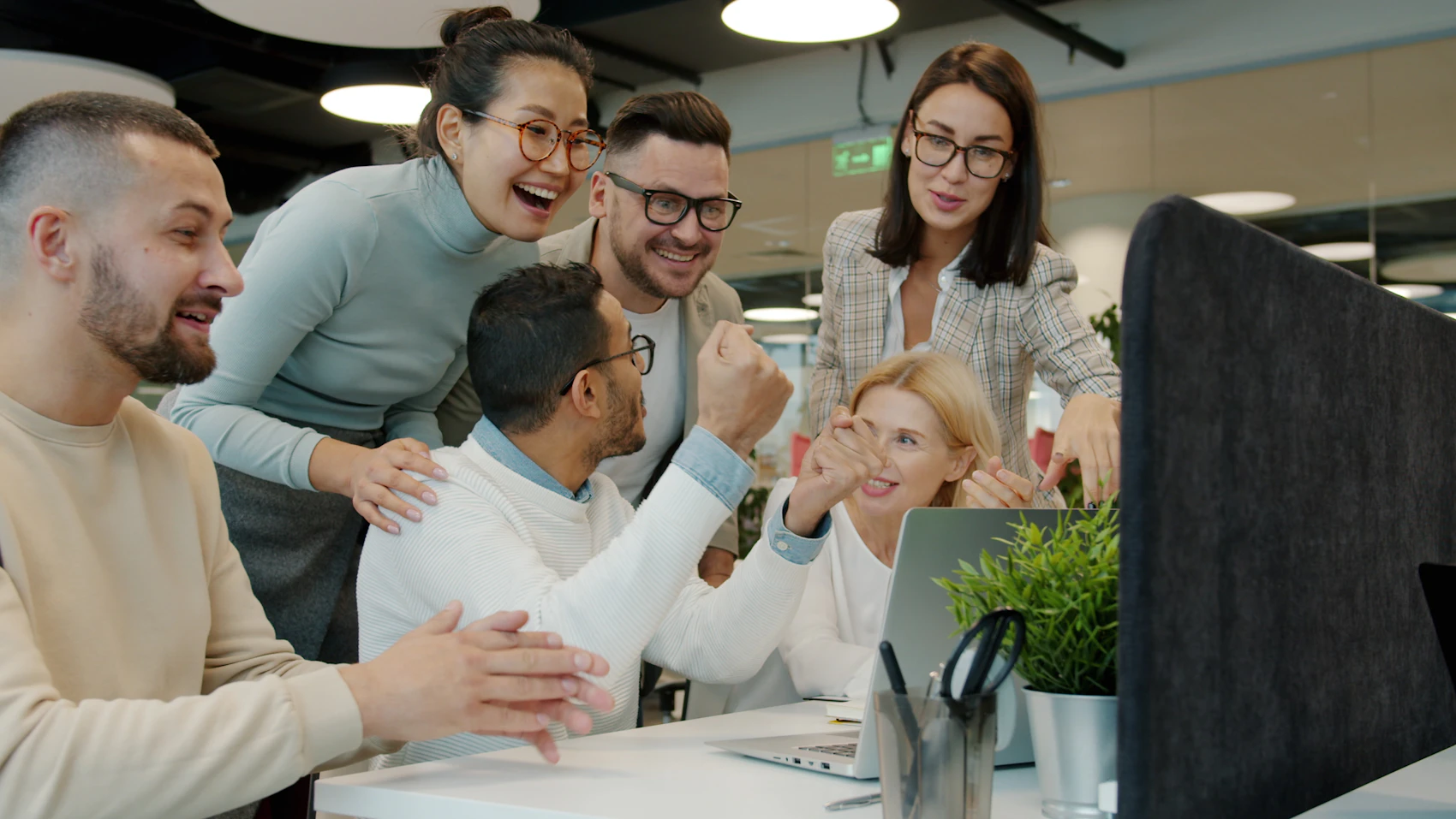 Une équipe qui célèbre une réussite au bureau